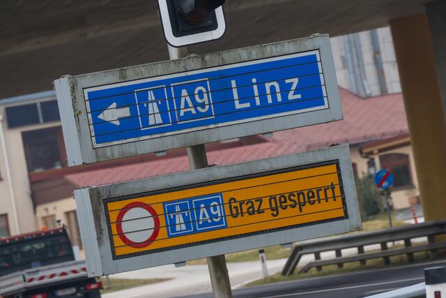 Die A9 war zwischen den Anschlussstellen Klaus und St. Pankraz in Fahrtrichtung Graz von 8:10 Uhr bis 9:03 Uhr gesperrt.  | Foto: laumat.at/Matthias Lauber (Symbolfoto)