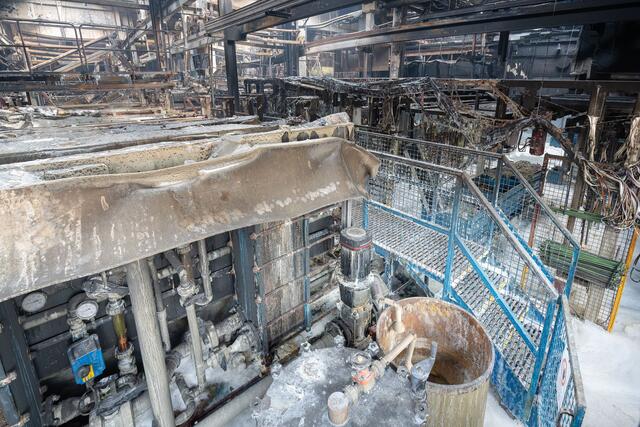 Ein Großbrand wütete in der NAcht auf Freitag in einer Produktionshalle der Firma Maco in der Alpenstraße. Nun wird die Brandursache ermittelt. | Foto: Stadt Salzburg / Alex Killer