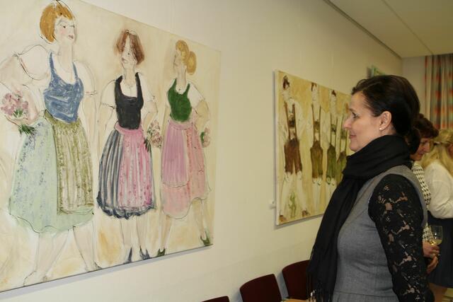 Andrea Wimmer beim Betrachten der Dirndln. | Foto: Eva Wahlmüller