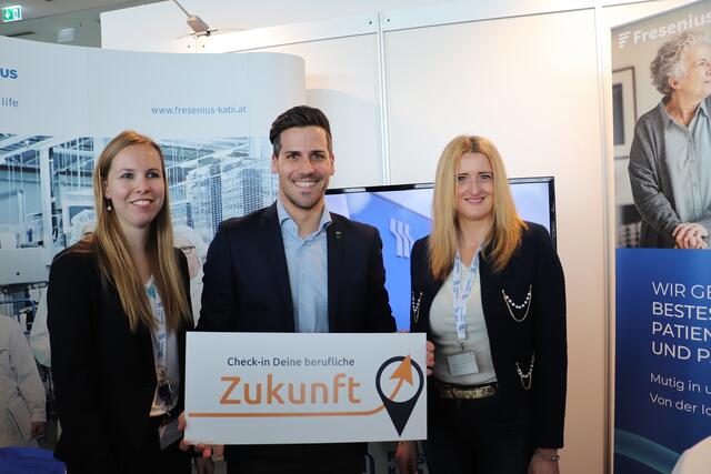 Werndorfs Bgm. Alexander Ernst am Stand von Fresenius Kabi. Das Werndorfer Unternehmen nimmt im Herbst sieben Lehrlinge auf und bietet u.a. die Lehrberufe Chemielabortechniker/Chemielabortechnikerin und Pharmatechnologie an. Im Bild Celina Gößler und Petra Bassa vom Fresenius Kabi Personalbüro.  | Foto: Edith Ertl