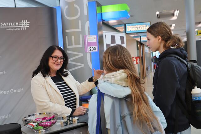 Für Petra Sommer/HR-Leiterin bei Sattler (li) ist es wichtig, dass Lehrlinge Interesse am Beruf mitbringen. Auch das Zeugnis soll das Interesse an der Schule zeigen. Bei technischen Berufen ist handwerkliches Geschick gefragt. | Foto: Edith Ertl