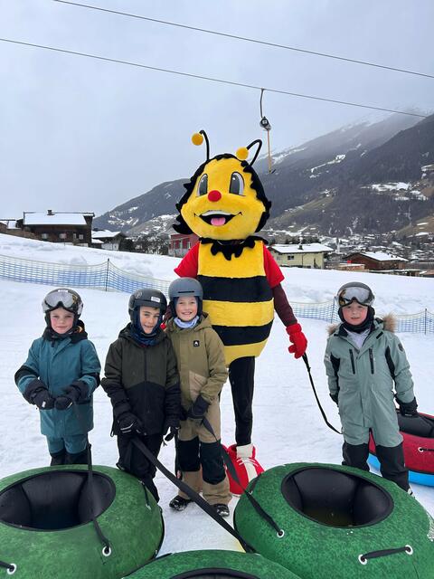 Sumsi mit einigen kleinen Besuchern | Foto: RB Oberpinzgau.