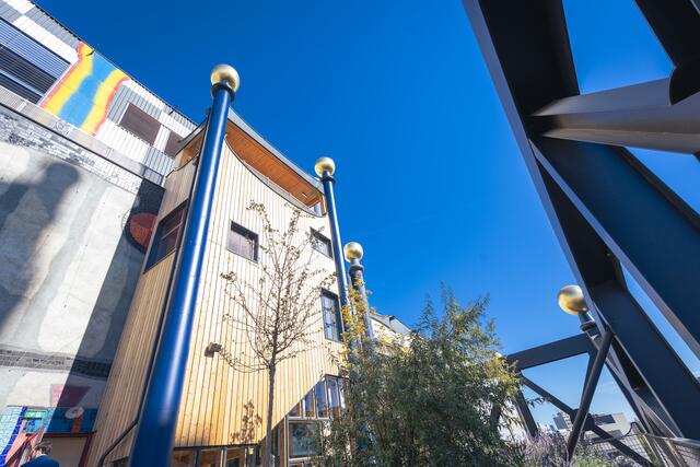 Die vom Wiener Künstler Friedensreich Hundertwasser (1928 – 2000) gestaltete Anlage beeindruckt nicht nur durch ihre farbenfrohe Fassade. | Foto: Michael Horak / Wien Energie