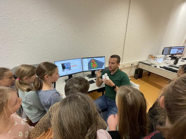 Die Mittelschule Telfs Anton Auer hat mit ihrem neuen Media Lab einen inspirierenden Raum geschaffen, der Schülern die Möglichkeit bietet, ihre kreativen Ideen in die Tat umzusetzen.  | Foto: Mittelschule Telfs Anton Auer
