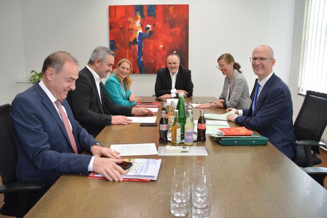 Gute Stimmung bei der ersten Regierungssitzung von Rot-Grün  | Foto: Tscheinig