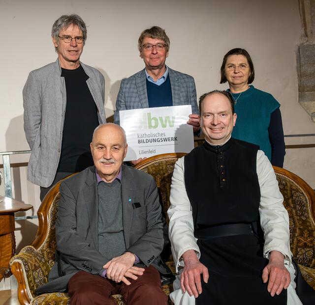 Buchautor Wolfgang Palaver und Pater Hermann, Stift Lilienfeld (vorne) mit Gernot Löcker und Gerald Danner vom Katholischen Bildungswerk Lilienfeld und Angela Lahmer-Hackl, Organisatorin der kbw-Veranstaltungsreihe „Zukunft im Blick“.  | Foto: Karl Lahmer