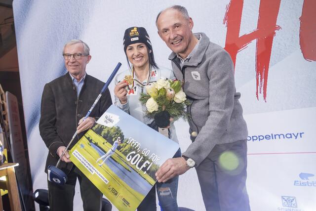 Im Bild: Landeshauptmann Wilfried Haslauer, Super-G Weltmeisterin Stephanie Venier und SalzburgerLand Tourismus-Geschäftsführer Leo Bauernberger beim Medaillenempfang im Home of Snow. | Foto: Land Salzburg/Neumayr/Leopold
