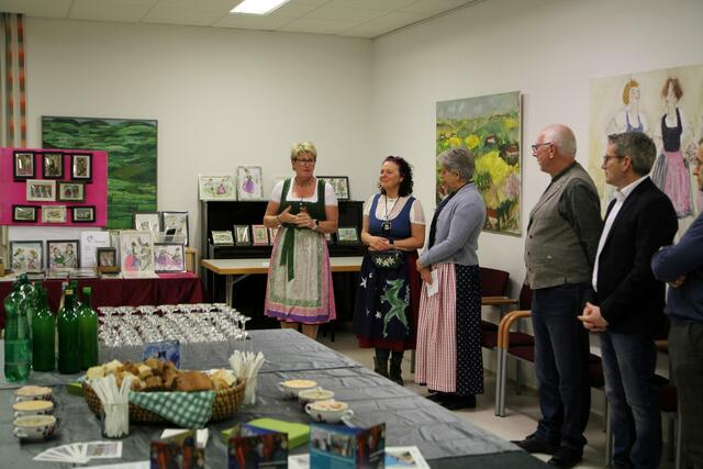 Gerlinde Arzt von Art im Dorf begrüßt die Gäste. | Foto: Eva Wahlmüller