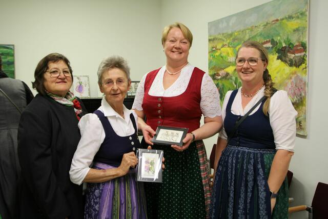 Auch die Samareiner Goldhaubenfrauen ließen sich diese Eröffnung nicht entgehen.
v.l.n.r.: Anna Männer, Sieglinde Eisenhuber, Obfrau Birgit Lindinger und Eva Wellek | Foto: Eva Wahlmüller