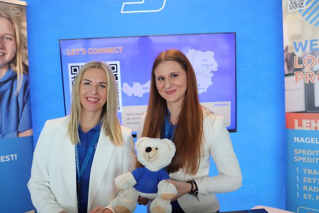Angelika Strauß und Sarah Michitsch von der NAgel-Group in Zettling. Motiviert, kommunikativ und interessiert sollten künftige Lehrlinge sein.  | Foto: Edith Ertl