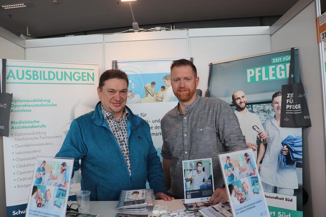 Werner Wiltsche stellte die Ausbildung zum Pflegeassistenten und Pflegefachassistenz vor. Voraussetzung ist eine soziale Kompetenz und das Mindestalter 17. Andreas Schwab sattelte aus einem anderen Beruf um und ging in die Pflege.  | Foto: Edith Ertl
