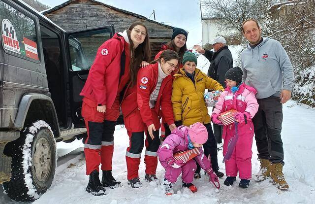 Daniel Muralter (re.) mit serbischen Rot-Kreuz Mitarbeiterinnen und Kindern aus der Region Ivanjica. | Foto: 4x4-Hilfe