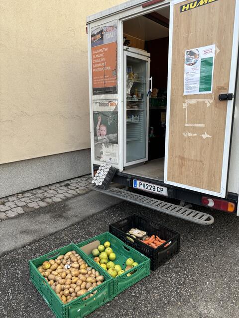 Der Bus macht Halt und versorgt betroffene Menschen mit Lebensmitteln. | Foto: Martina Schweller