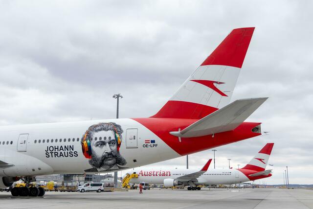 Jubiläumsjahr: Der Walzerkönig wird mit Kopfhörern symbolisch auf eine Weltreise geschickt. | Foto: Austrian Airlines/Amer