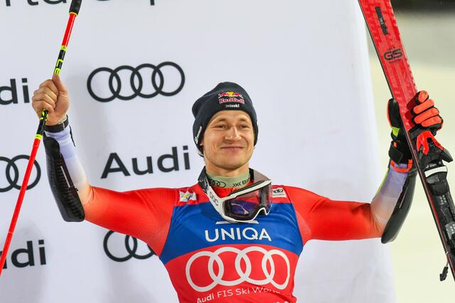 Marco Odermatt ist das Maß aller Dinge und krönt sich zum Weltmeister im Super-G. | Foto: Erich Spiess/ Red bull Content Pool