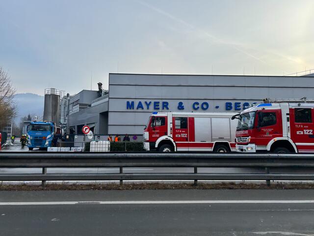 Während der Nacht standen bis zu 150 Kräfte von Berufsfeuerwehr und der Freiwilligen Feuerwehr im Einsatz. Die Halle gilt als einsturzgefährdet. Austritte von Salzsäure und Salpetersäure erschwerten die Löscharbeiten. | Foto: Stefan Schubert