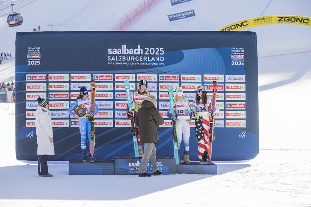 Im Bild: Stephanie Venier aus Österreich holte Gold, Federica Brignone aus Italien holte Silber, Kajsa Vickhoff Lie aus Norwegen und Lauren Macuga aus den USA holten zeitgleich Bronze; Landeshauptmann Wilfried Haslauer bei der "Flower Ceremony" unmittelbar nach Rennende | Foto: Land Salzburg/Neumayr/Leopold