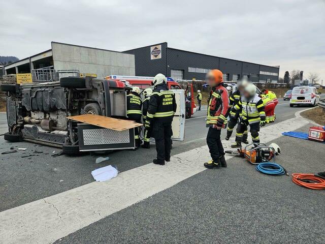 Die Insassen mussten aus dem umgekippten Fahrzeug befreit werden | Foto: Berufsfeuerwehr Klagenfurt
