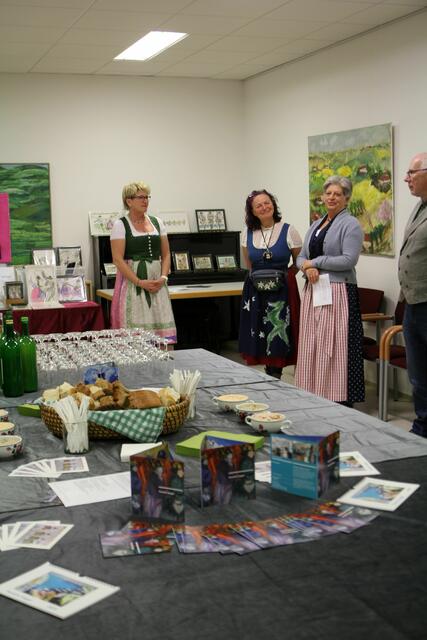 Elisabeth Fellinger stellte die Künstlerin vor.  | Foto: Eva Wahlmüller