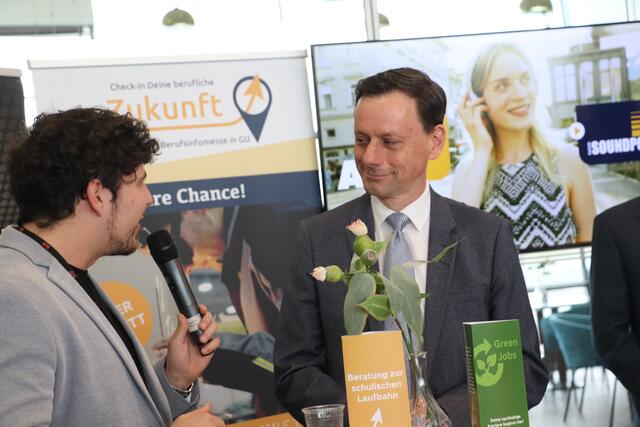 NAbg. Ernst Gödl verglich die Messe mit einer modernen analogen Datingplattform. "Junge Menschen sind digital unterwegs, hier präsentieren sich Firmen analog, damit Jugendliche den für sie richtigen Beruf finden". 