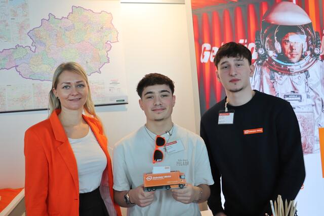 Lehrlingsverantwortliche Yvonne Lammer von Gebrüder Weiss mit Manuel und Rachman, die den Beruf des Speditionskaufmanns lernen. Künftige Lehrlinge sollen Interesse und Freude am Beruf, Motivation und Teamfähigkeit mitbringen. Alles andere lernen sie im Unternehmen.  | Foto: Edith Ertl