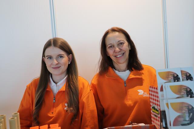 DS Smith in Kalsdorf bildet Lehrlinge zum Verpackungstechniker aus. Lehrlingsausbilderin Astrid Chibidziuva-Thomann (re) schaut bei künftigen Lehrlingen auf Motivation, Zuverlässigkeit und Interesse. Man sollte sich vor einem Vorstellungsgespräch auch über das Unternehmen informieren. Vieles steht auf der Webseite.  | Foto: Edith Ertl