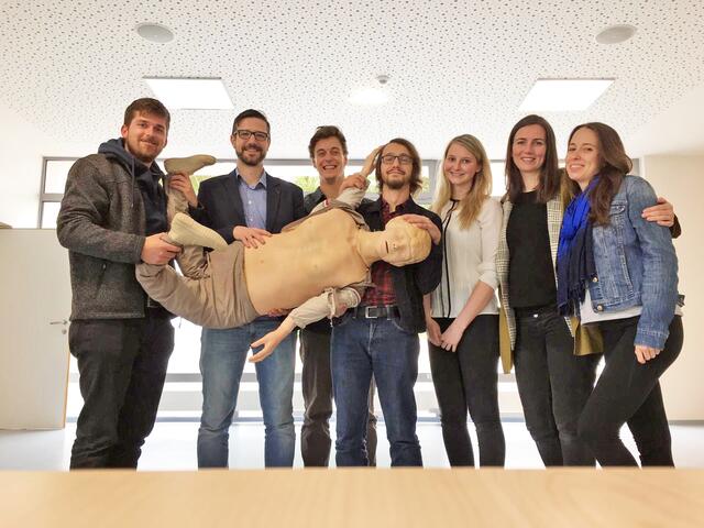 Martin Eisner arbeitete im Gymnasium Mürzzuschlag nicht nur als Lehrer, er bildete seine Kolleginnen und Kollegen auch zu Rettungsschwimmerinnen bzw. Rettungsschwimmer aus.   | Foto: Herta Reich BG/BRG