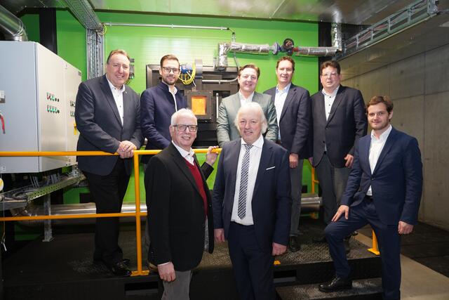 Beim "offiziellen Anheizen" dabei waren Vertreter der Politik sowie der Kelag Energie &amp; Wärme.  | Foto: MeinBezirk.at