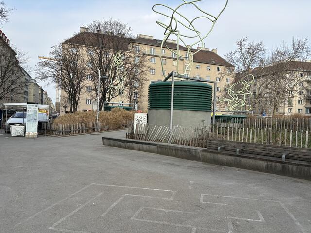 Das geplante Denkmal soll sich inmitten des Platzes befinden. | Foto: Michael Marbacher/MeinBezirk