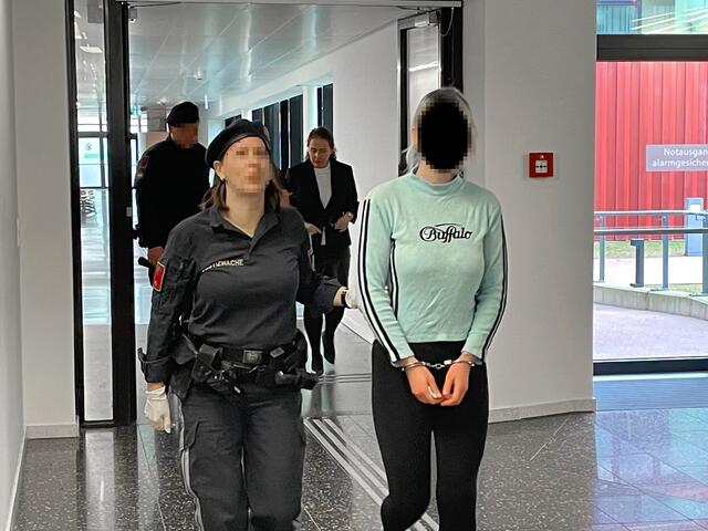In Handschellen die Angeklagte, deren Sohn am Verhandlungstag seinen vierten Geburtstag alleine feiern musste. | Foto: Gernot Heigl