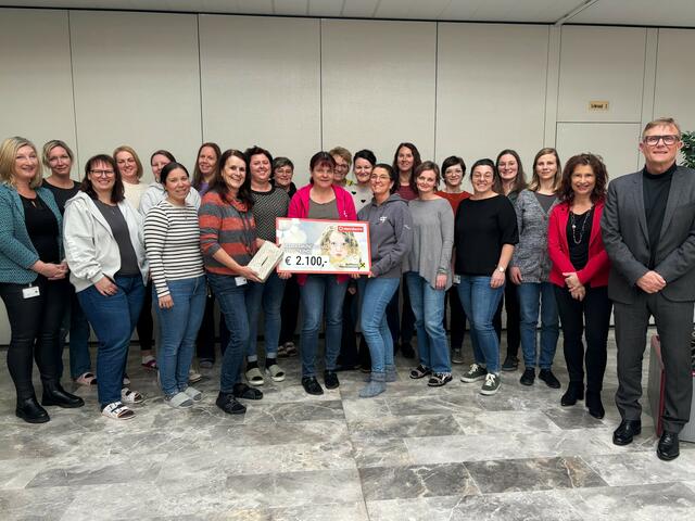 Die Auszubildenden der Gesundheits- und Krankenpflegeschule Rohrbach unterstützen das BezirksRundSchau Christkind. | Foto: MeinBezirk