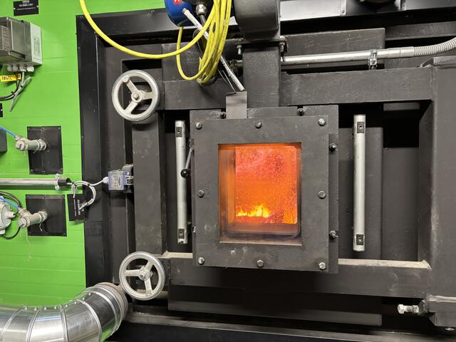 Ein Blick zum Feuer, das viele Haushalte und Betriebe mit Wärme versorgt.  | Foto: MeinBezirk.at