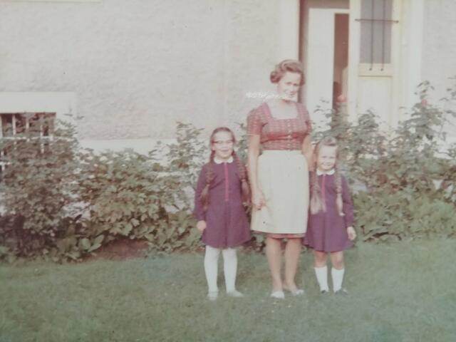 Die Kammernerin Theresia Marchler, verheiratete Ferrari, mit ihren beiden Töchtern Alessandra und Picci (re.)  | Foto: Ferrari