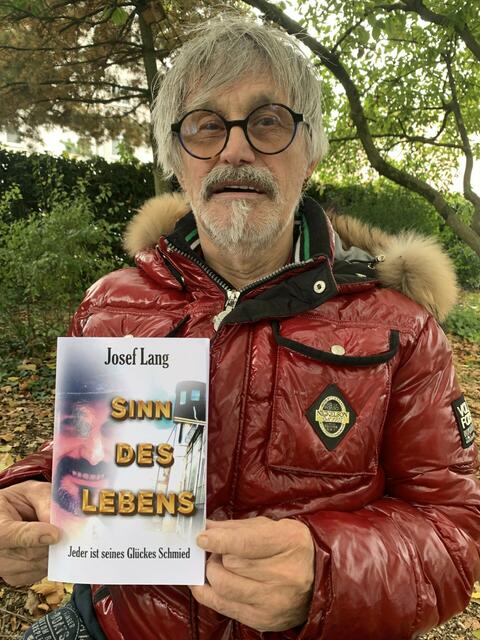 Josef Lang mit seiner Biografie "Sinn des Lebens". | Foto: Privat