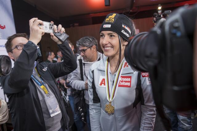 Im Bild: Super-G Weltmeisterin Stephanie Venier beim Medaillenempfang im Home of Snow. | Foto: Land Salzburg/Neumayr/Leopold