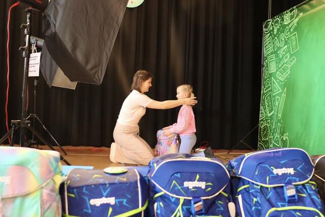 Ein weiteres Highlight war die Fotostation, die in Zusammenarbeit mit der Firma Starkl organisiert wurde. Hier konnten sich die Kinder kostenlos mit ihrer neuen Schultasche fotografieren lassen.  | Foto: Alejandra Ortiz