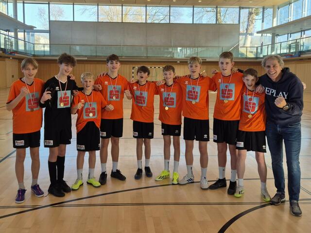 Qualifizierten sich als Bezirksmeister für die Landesmeisterschaft im Schulfußball. Von links: Maxi Spießberger (4b), Marco Caillet (3b), Antonio Minet (4k), David Maier (4b), Kilian Perner (4b), Raphael Blanauer (3k), Nico Feldinger (4k), Fabian Ehrengruber (4k), Bernhard Sator (4k) und der Betreuer Bernhard Weintritt vom Gymnasium Seekirchen.  | Foto: Gymnasium Seekirchen   