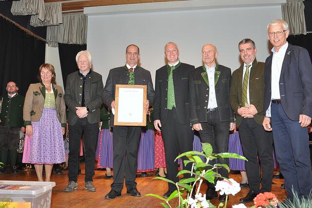 Verleihung "Goldener Boden": Vorstandsmitglied Pauline Häusler, Vizebürgermeister Gerhard Zamberger, Bürgermeister Herbert Gugganig, Gemeindekassier Johannes Zettler, Vizebürgermeister Anton Hausleitner, WKO-Regionalstellenleiter Christian Hollinger und WKO-Regionalstellenobmann Egon Hierzegger | Foto: Langmann