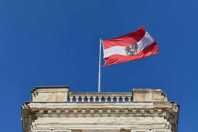 Ob die Fahne mit Bundeswappen hängen darf, muss die Bildungsdirektion entscheiden. | Foto: Panthermedia.net/Gudella