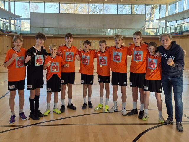 Qualifizierten sich als Bezirksmeister für die Landesmeisterschaft im Schulfußball. Von links: Maxi Spießberger (4b), Marco Caillet (3b), Antonio Minet (4k), David Maier (4b), Kilian Perner (4b), Raphael Blanauer (3k), Nico Feldinger (4k), Fabian Ehrengruber (4k), Bernhard Sator (4k) und der Betreuer Bernhard Weintritt vom Gymnasium Seekirchen.  | Foto: Gymnasium Seekirchen   