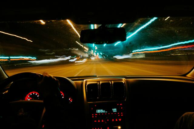 Donnerstagnacht krachte ein 19-Jähriger mit seinem Pkw in einen Lichtmast. (Symbolbild) | Foto: Gabe Pierce/Unsplash