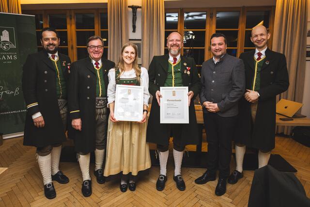Stolz präsentierten sich die Geehrten mit den Ehrengästen. | Foto: Gabriel Kollreider