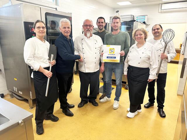  Bürgermeister Johann Zeiner, Abteilungsleiter Jürgen Tiefnig und sein Stellvertreter Wolfgang Mähr gratulierten dem Küchenteam Sabine Winter, Martin Neuherz, Anita Papp und Peter Bamberger zur Auszeichnung in Gold | Foto: Gemeinde Maria Enzersdorf