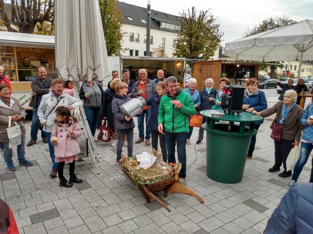 Gewinnspiel im Rahmen der „Herbstwochen der Nahversorger“ auf dem Bauernmarkt in Kremsmünster | Foto: Bauernmarkt Kremsmünster