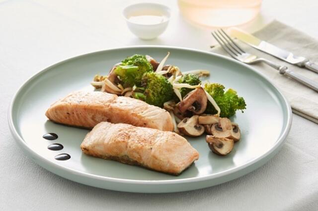 Gegrillter Lachs mit Sprossen-Pilz-Salat | Foto: Daniel Nuderscher