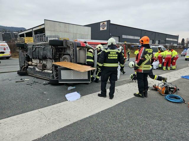 Insassen wurden ins Unfallkrankenhaus Klagenfurt gebracht. | Foto: Berufsfeuerwehr Klagenfurt