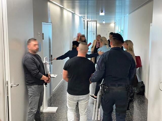 Das Pärchen wurde in den Saal 8 geführt und kam nach dem Urteil wieder zurück ins Gefängnis. | Foto: Gernot Heigl