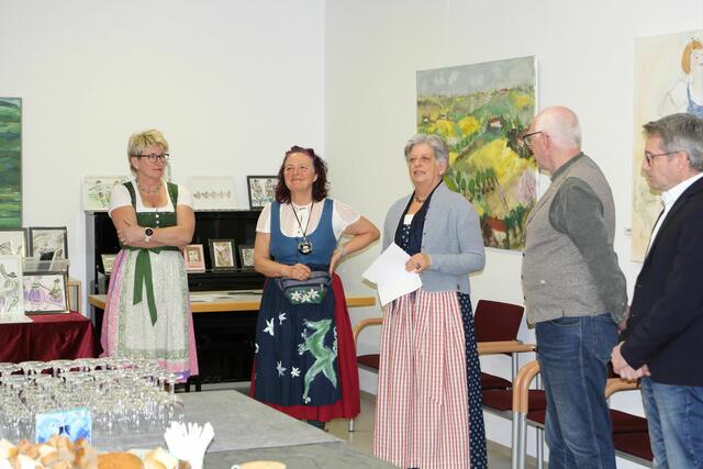 Elisabeth Fellinger durfte die Künstlerin den Gästen vorstellen. | Foto: Eva Wahlmüller