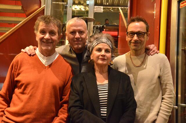 Part of "Krieg &amp; Katze": Markus "Waldi" Völlenklee, Bernhard Aichner (Autor), Ute Heidorn und Regisseur Gerald Votava. | Foto: Sabine Schletterer