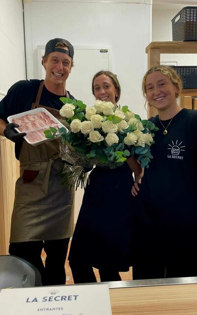 Martin Eisner mit seinen ersten beiden Mitarbeiterinnen vom "La Secret", Sandra und Paula, bei der Eröffnung seines Burgerlokal "La Secret" in Comillas.  | Foto: Eisner